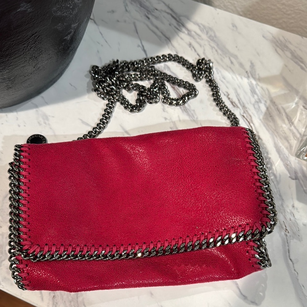 Chic magenta Chain-Trim Shoulder Bag